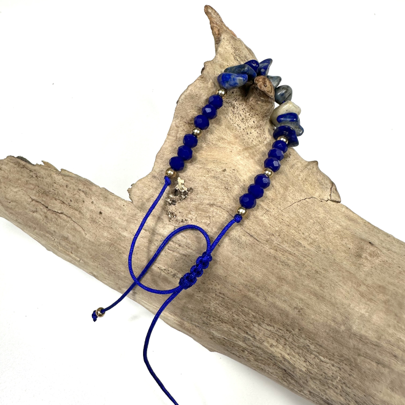 Sodalit armbnd, med chips og snor 