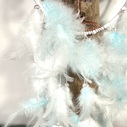 Drmmefanger med celestit og bl og hvide fjer 