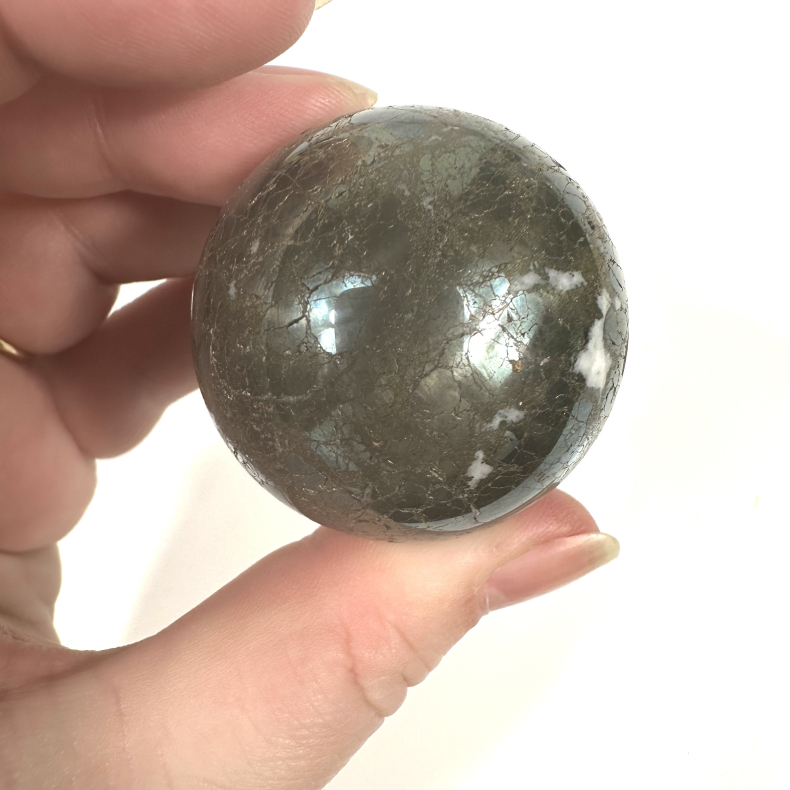 Pyrit m. lidt kvarts i, kugle 