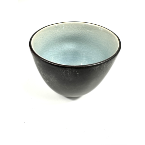 Krus m Lysebl� farve inden i