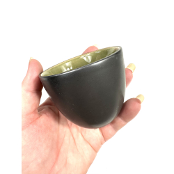 Krus m mrkegrn farve inden i