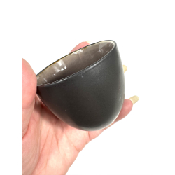 Krus m m�rkebrun farve inden i