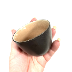 Krus m lysebrun farve inden i