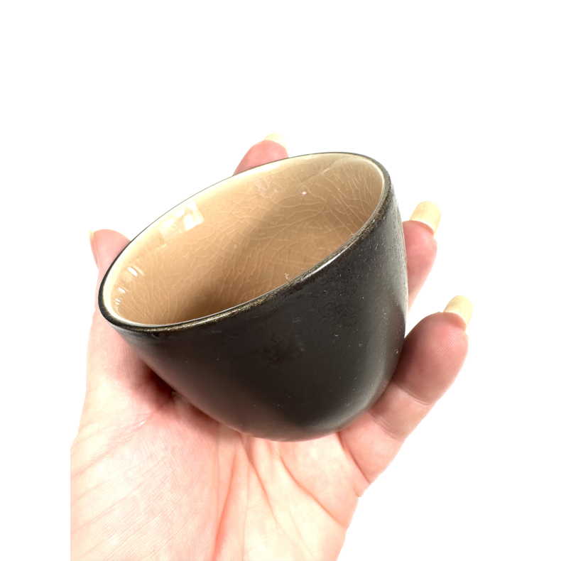 Krus m lysebrun farve inden i