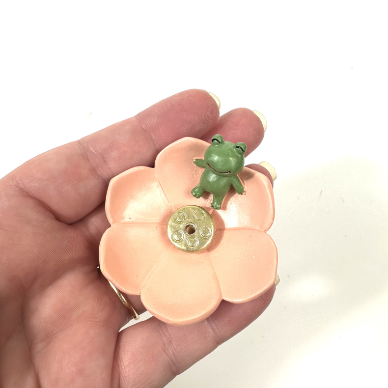 Rgelsesholder med fr i blomst 