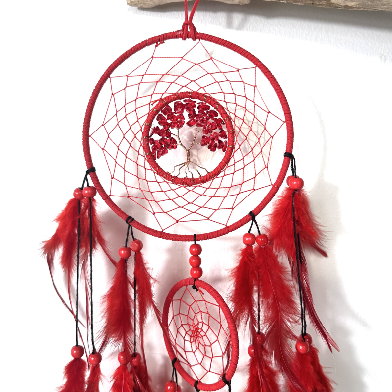 Drmmefanger med rde krystaller 