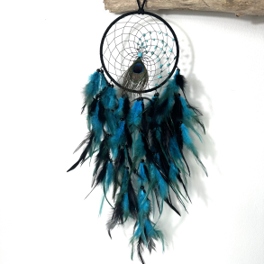 Bl� howlit i dr�mmefanger med p�fuglefjer 