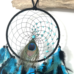 Bl howlit i drmmefanger med pfuglefjer 