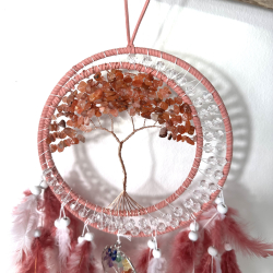 Rd Agat i drmmefanger og krystaller i chakra farver 