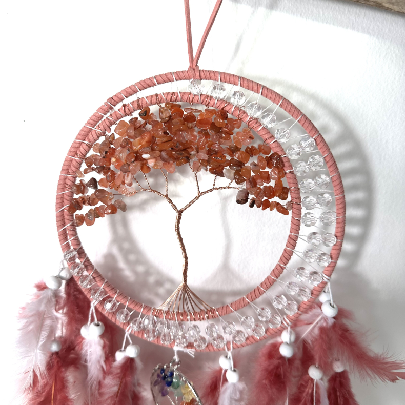 Rd Agat i drmmefanger og krystaller i chakra farver 