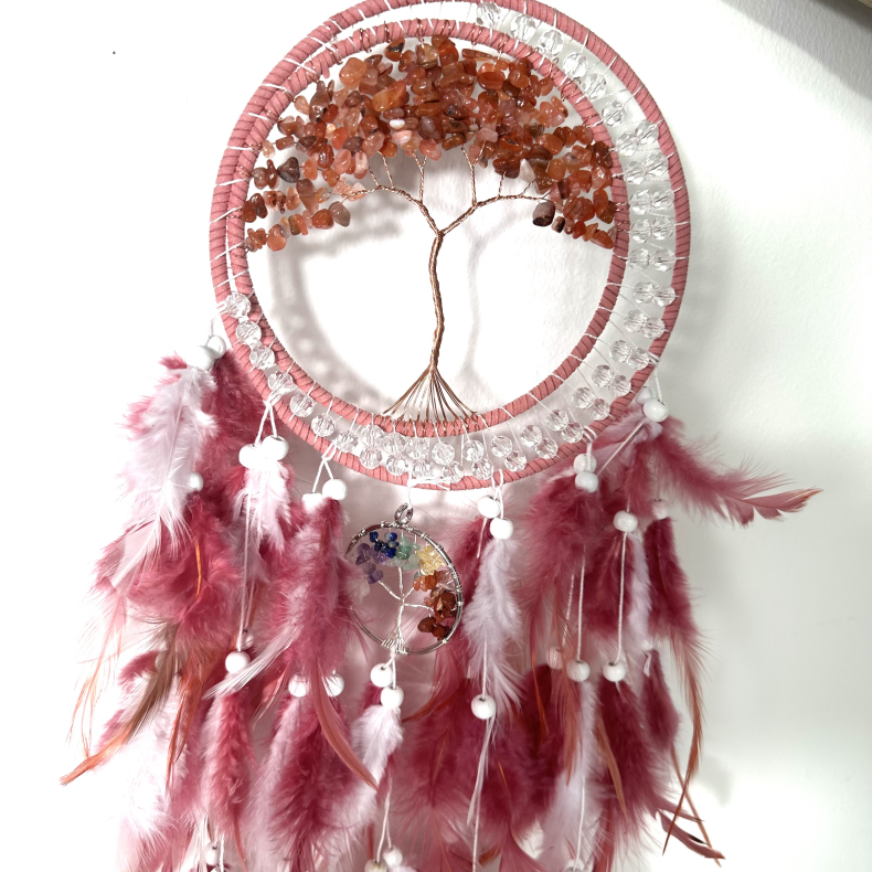 Rd Agat i drmmefanger og krystaller i chakra farver 