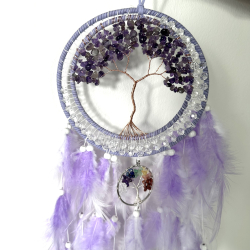 Ametyst i drmmefanger med krystaller i chakra farver 