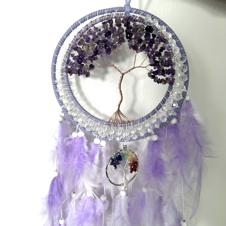 Ametyst i drmmefanger med krystaller i chakra farver 