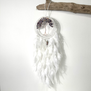 Fluorit i dr�mmefanger med krystaller i chakra farver 