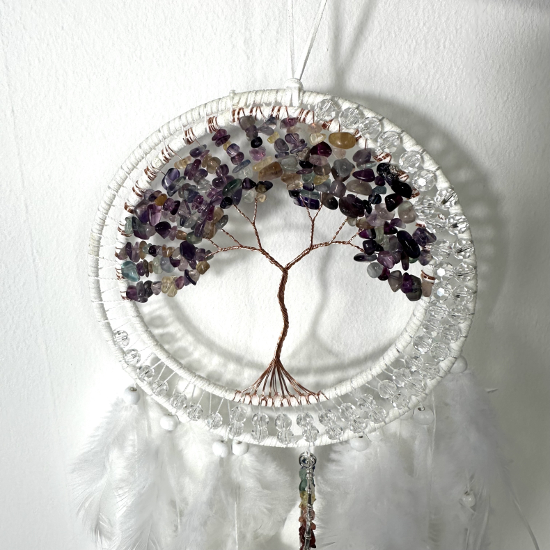 Fluorit i drmmefanger med krystaller i chakra farver 