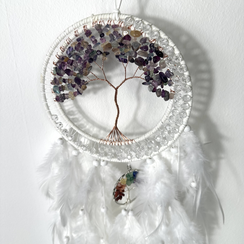 Fluorit i drmmefanger med krystaller i chakra farver 