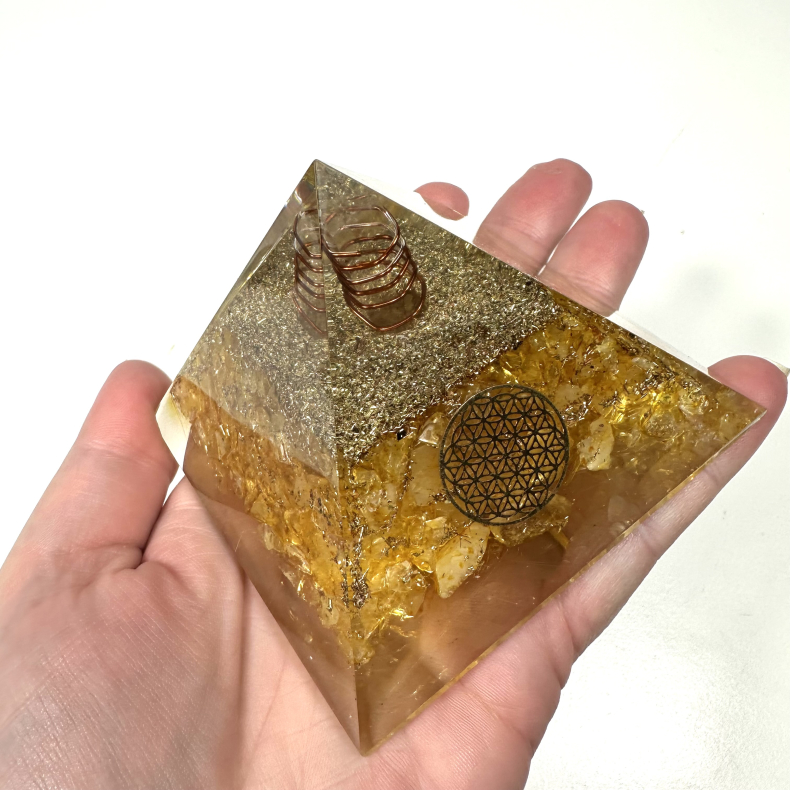 Citrin i Orgone Pyramide 