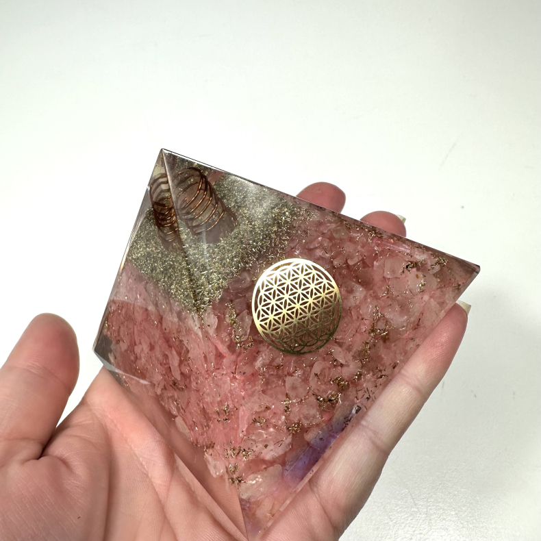 Rosakvarts i Orgine Pyramide 