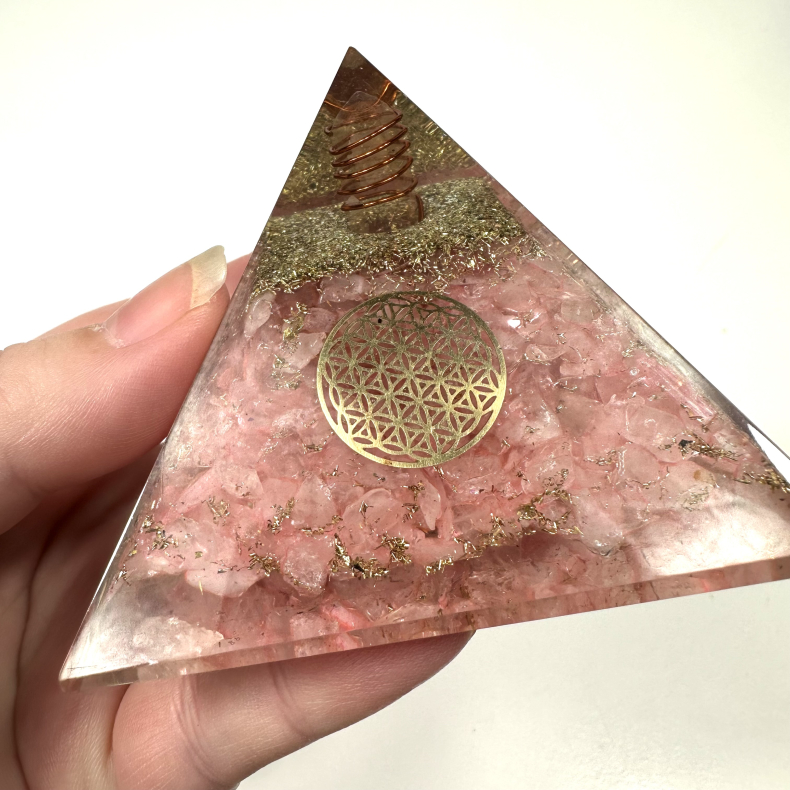 Rosakvarts i Orgine Pyramide 