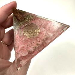 Rosakvarts i Orgine Pyramide 