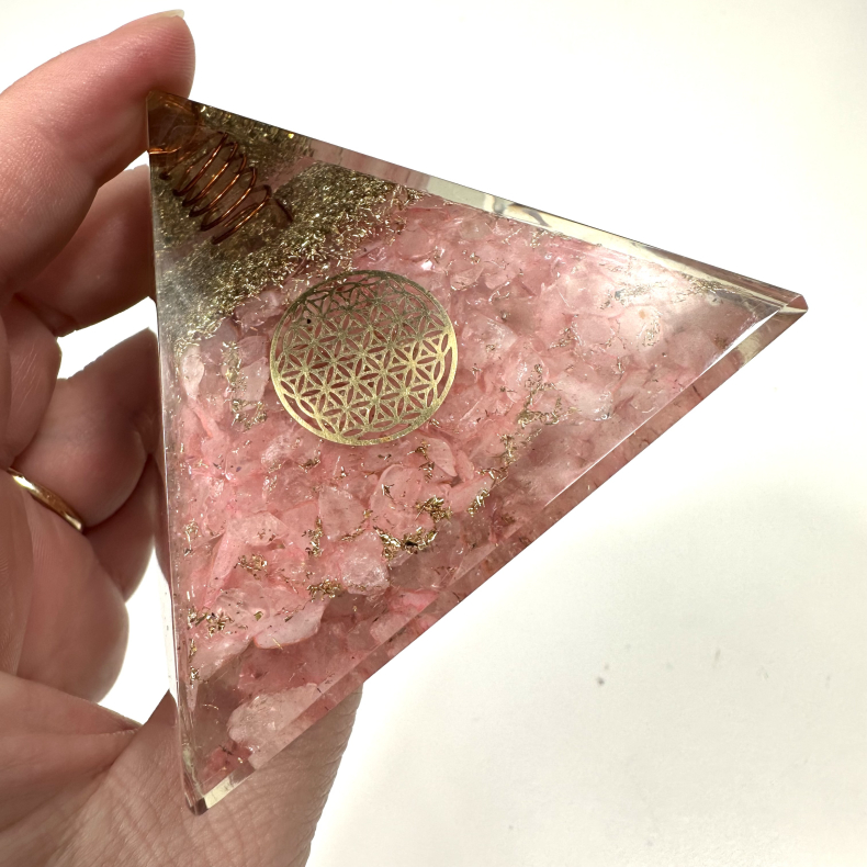 Rosakvarts i Orgine Pyramide 