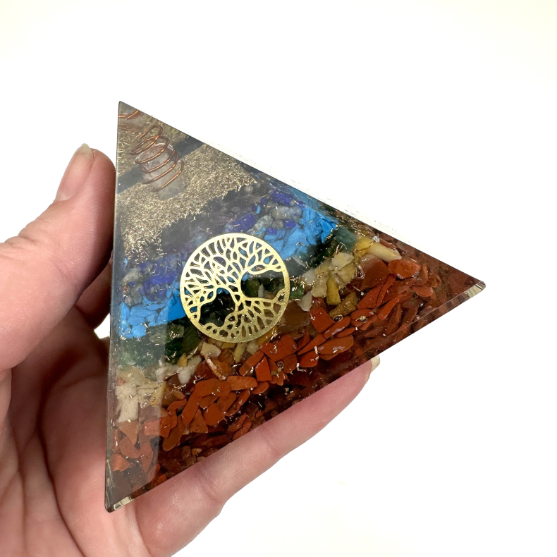 Chakra sten i Orgone Pyramide 