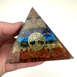 Chakra sten i Orgone Pyramide 