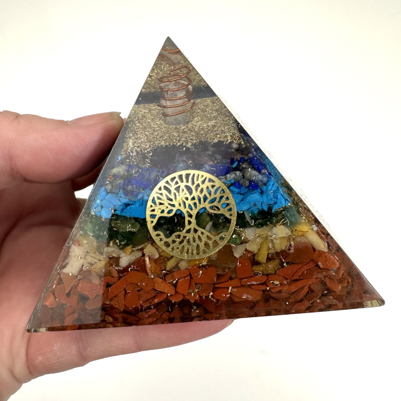 Chakra sten i Orgone Pyramide 