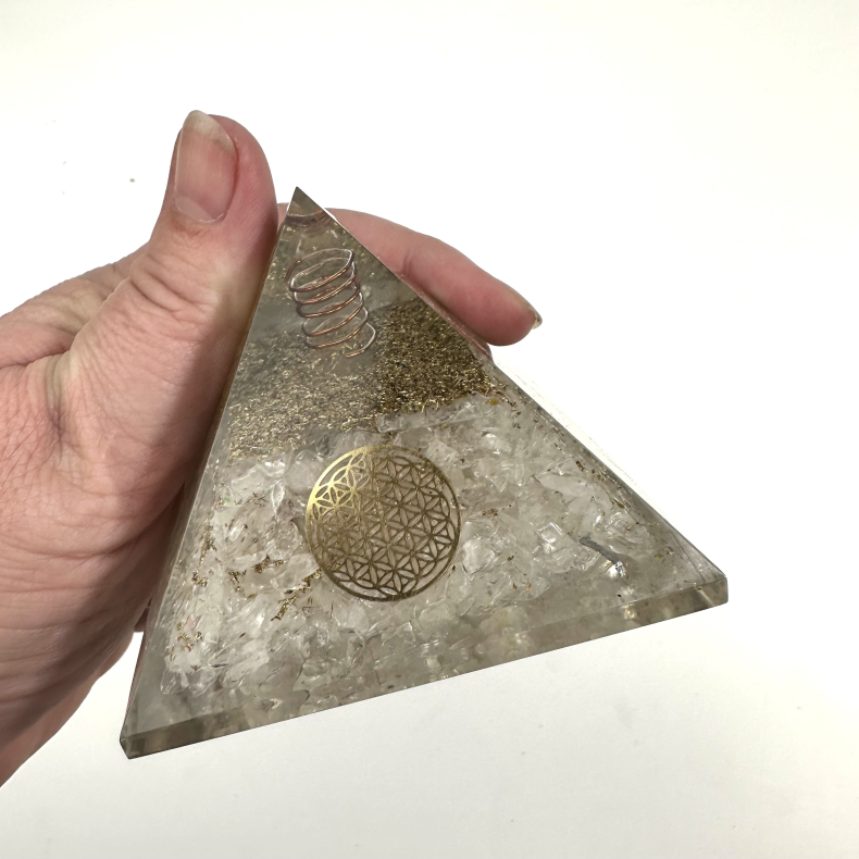Bjergkrystal i Orgone Pyramide 