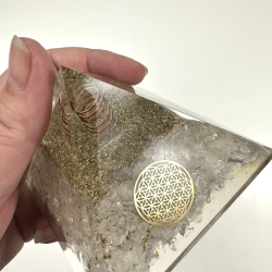 Bjergkrystal i Orgone Pyramide 