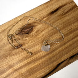 Bjergkrystal r� vedh�ng m k�de 