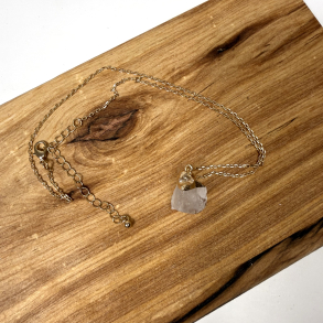 Bjergkrystal r� vedh�ng m k�de 