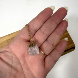 Bjergkrystal r� vedh�ng m k�de 