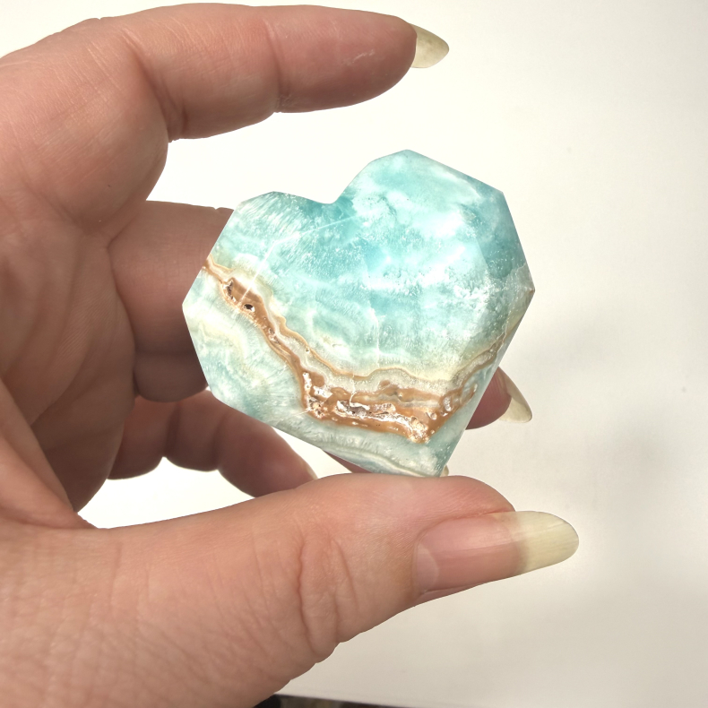 Caribisk Calcit hjerte m kanter 