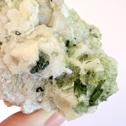 Gr�n Turmalin i kvarts klynge R