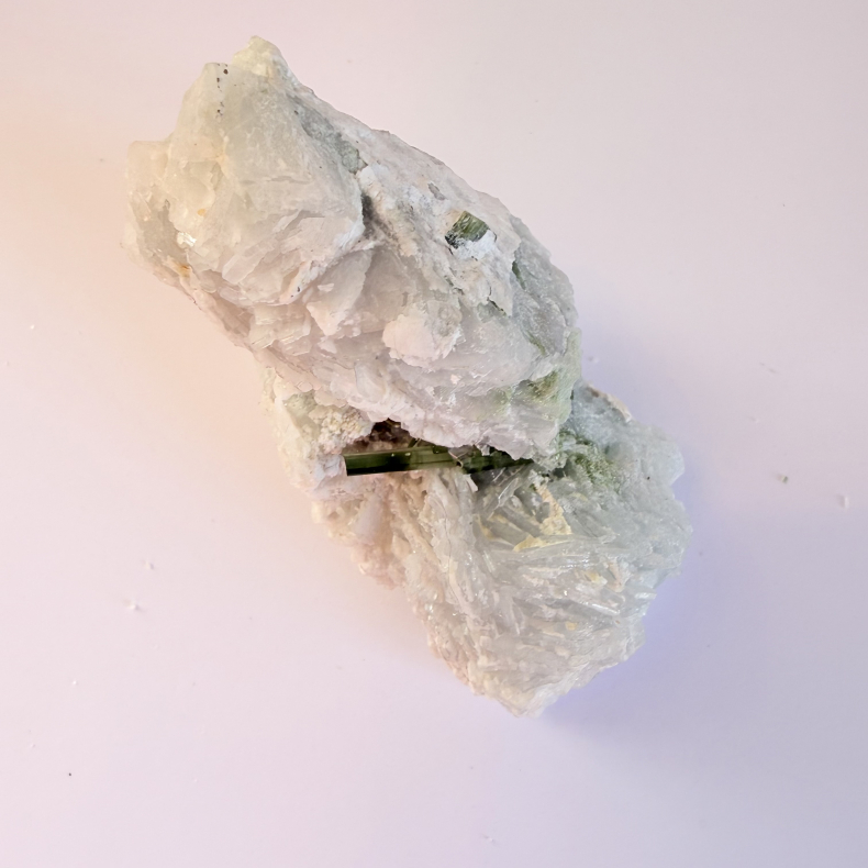 Gr�n Turmalin i Albit klynge A 