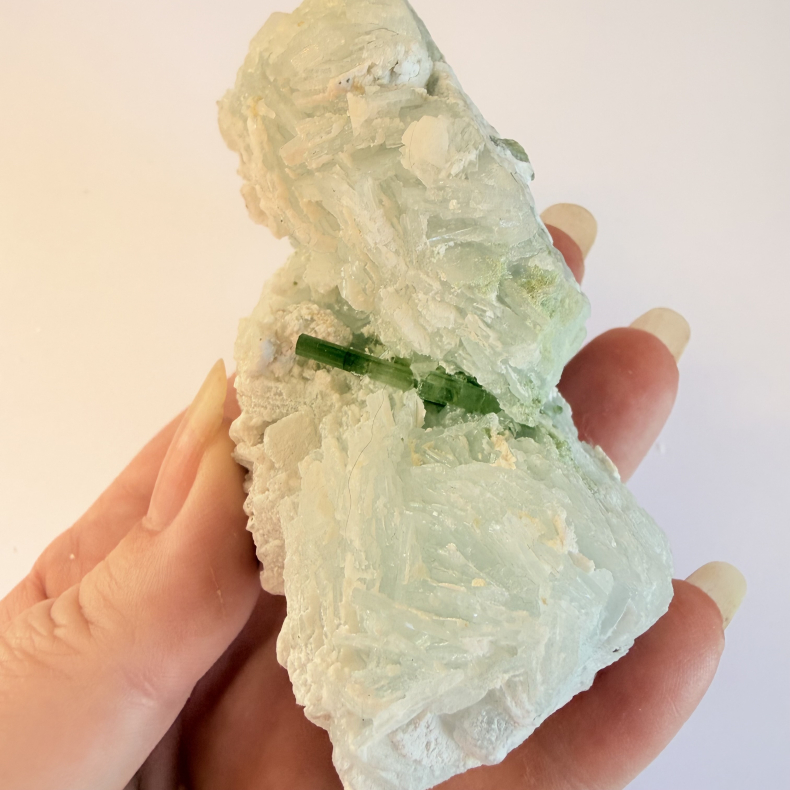 Gr�n Turmalin i Albit klynge A 