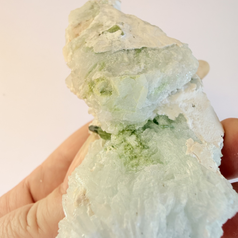 Gr�n Turmalin i Albit klynge A 