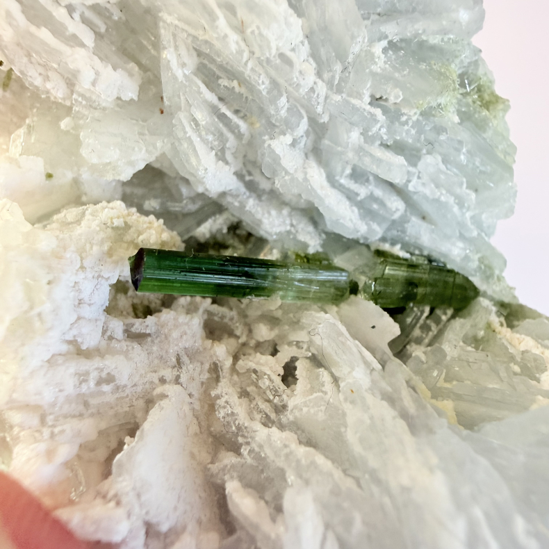 Gr�n Turmalin i Albit klynge A 