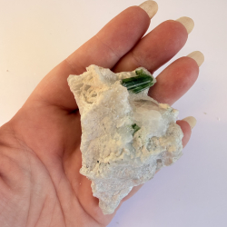 Gr�n Turmalin i Albit klynge B 