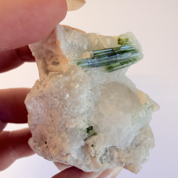 Gr�n Turmalin i Albit klynge B 