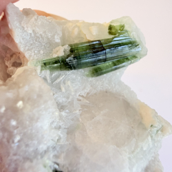 Gr�n Turmalin i Albit klynge B 