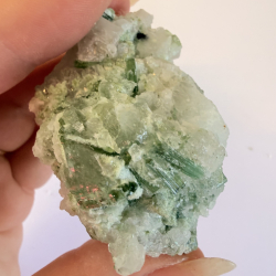 Gr�n Turmalin i kvarts klynge Q