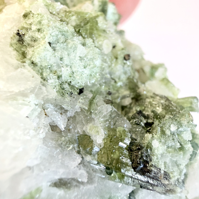 Gr�n Turmalin i kvarts klynge Q