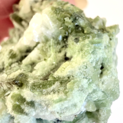 Gr�n Turmalin i kvarts klynge N 