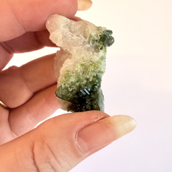 Gr�n Turmalin i kvarts klynge M