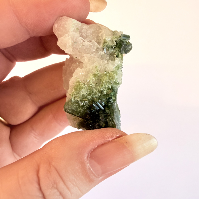 Gr�n Turmalin i kvarts klynge M