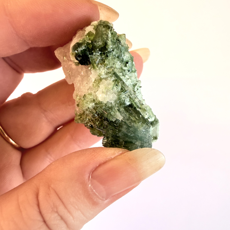 Gr�n Turmalin i kvarts klynge M