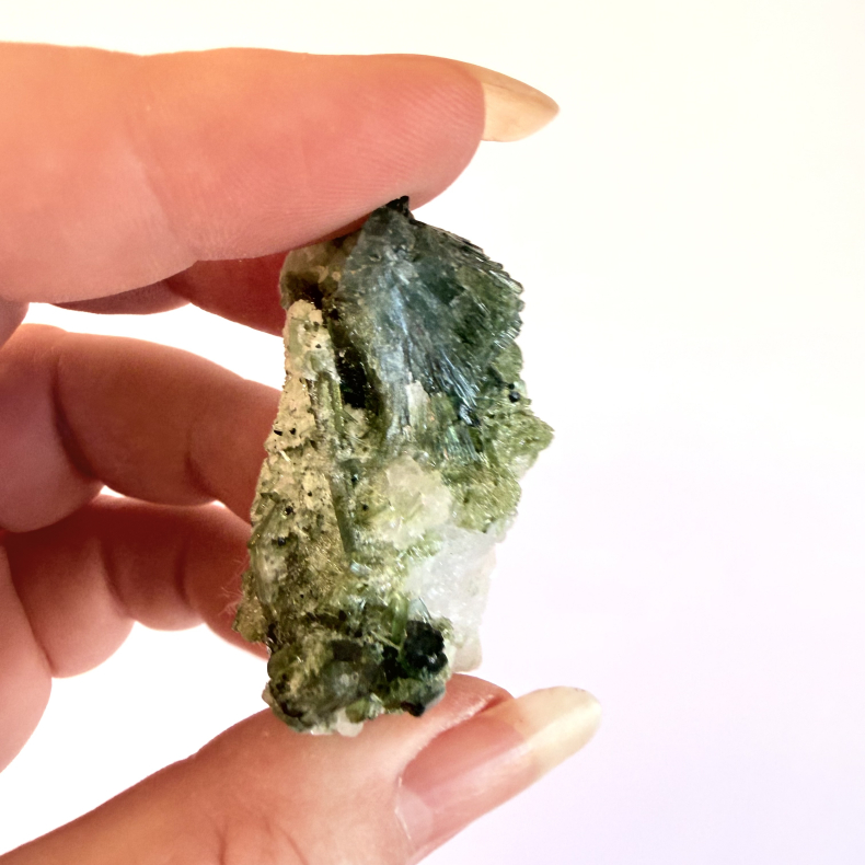 Gr�n Turmalin i kvarts klynge M