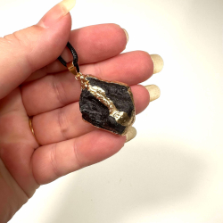 Sort Turmalin vedhng med lder snor 